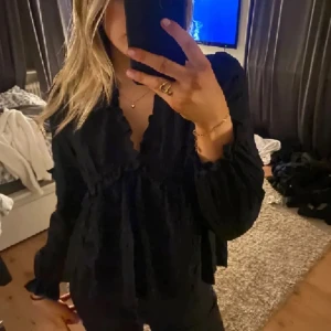 Blus  - Fin svart blus! Säljer eftersom att jag inte använder den, och har flera liknande! Lånad bild💓köpt för 450 kr i vintras 