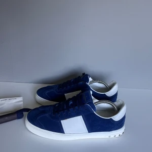 Valentino flycrew  - Säljer ett par sjukt snygga flycrews i storlek 43 1/2, cond 8,5/10 lite heeldrag annars flawless🙌 kommer med extra snören och extra nitar