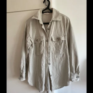 Skjortjacka  - Tunn Skjortjacka i oversize modell. Strl xs men fungerar även för en s. Bra skick!
