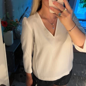 Vit blus - En super söt vit blus!🤍 ⚠️Aldrig använd, prislappen kvar!