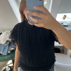 Topp - Svart topp köppt på zara. Aldrig använd Fina detaljer men tyvärr har den aldrig kommit till användning😋 Lånad bild❤️ 