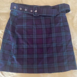 Rutig kjol - Ginghamrutig kjol från H&M. Mörkgrön och mörkblå med bälte. Normal passform 🌟