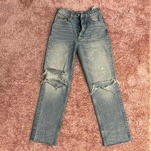 Jeans - Blåa jeans ifrån zara i storlek 32, inte så använda.