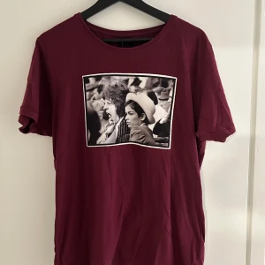 Limitato t shirt - Säljer en Limitato t shirt i färgen vinröd. Den är ny och äckta. Storlek Large