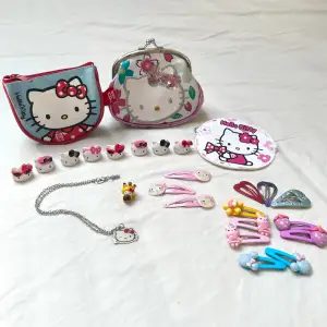 Blandade Hello Kitty grejer. Klämmor, plånbok, hårborste, halsband, ringar, örhänge, necessär. Köp en eller flera saker! Pris varierar. 