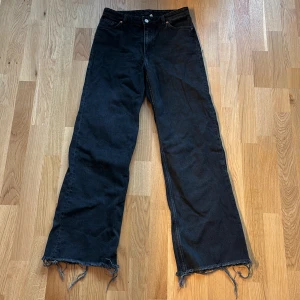 Breda jeans - Svarta jeans med vida ben från Monki 🖤 Använda ca 10 gånger