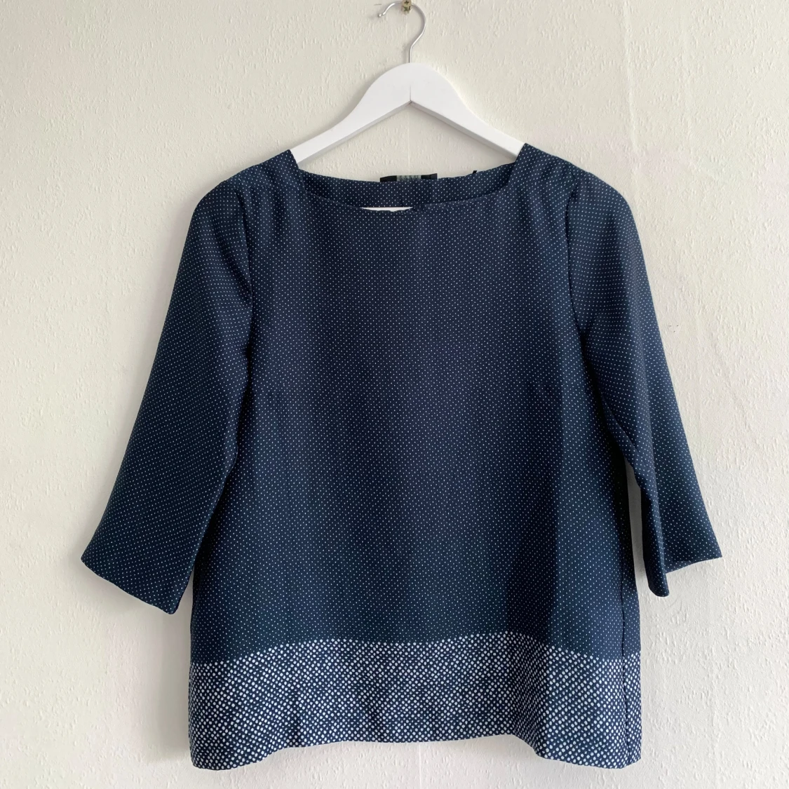 Småprickig blå blus