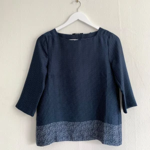 Småprickig blå blus - Lite längre än trekvartsärmar. 