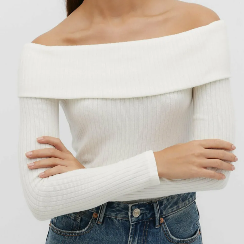 Off shoulder från Stradivarius. Jätte skön och en fin vit tröja i storlek 38. Ordinarie pris:250 säljer för: 130 kr säljer den eftersom den var liten på mig.❤️HELT NY!!! har inte använt den än. Neuletakit & Villapaidat.