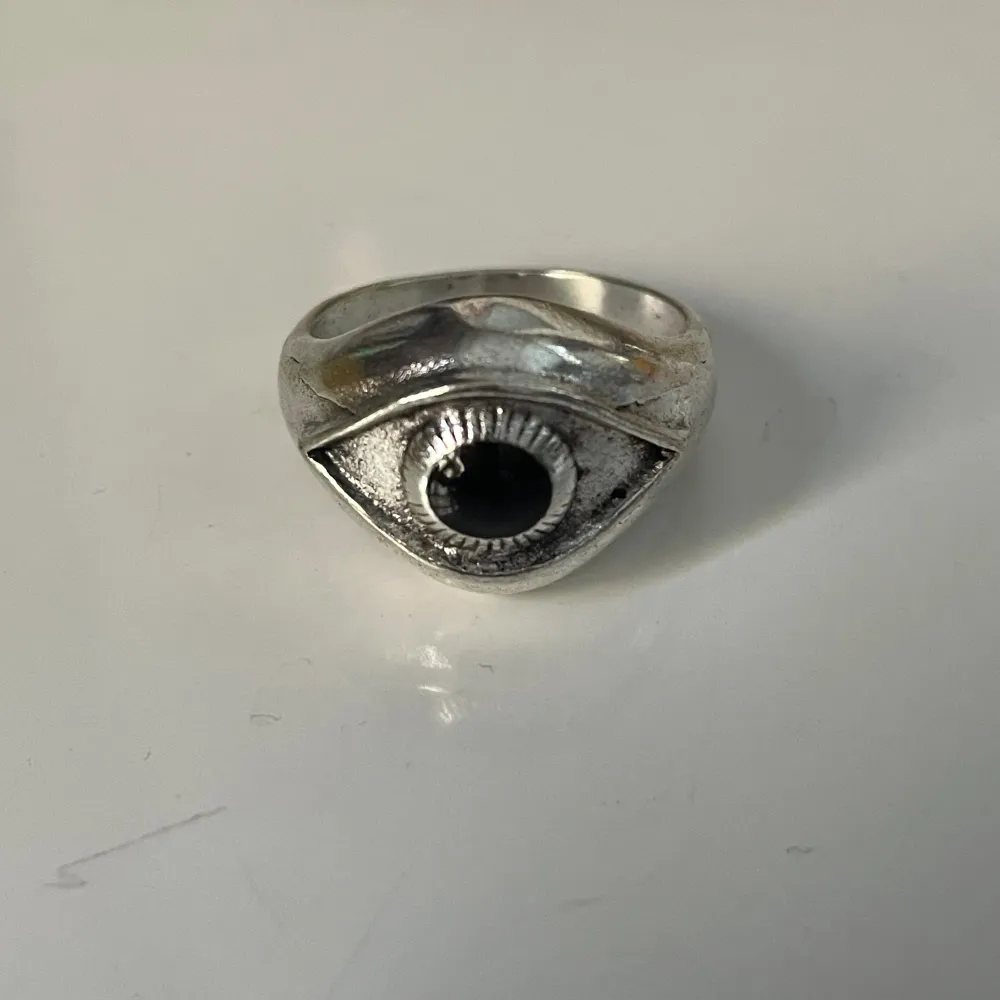 Silverring i zinc legering som har diametern 1,9cm. Köp gärna med köp nu!. Accessoarer.