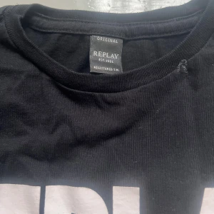T-shirt  - En T-shirt använd men bra skick och skönt material , står ej storlek i men ungefär 134-140