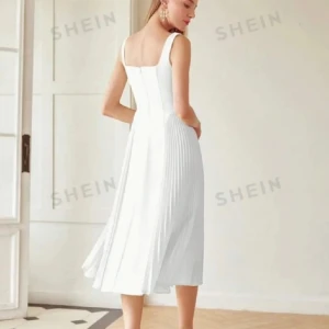 Vit klänning  - En vit klänning. Har använt den en gång och det var studenten. Säljer den för att jag inte har någon användning till klänningen. 