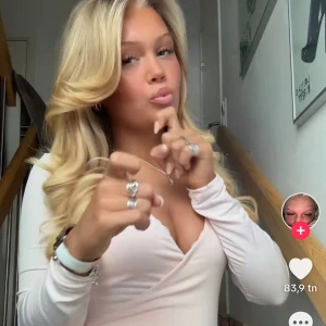 Blus - Jätte söt blus säljer den i svart. Pris lapp å allt kvar! Aldrig använd original pris 400kr💕 skriv för egna bilder eller frågor