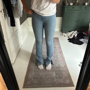 Ljusblåa jeans med slits ifrån lager 157.  Storlek M som en 38. Långa i benen då jag är 176cm, högmidjade.  Sällan använda och säljer för att dem inte kommer till användning. 