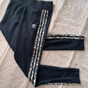 Adidas tights leopardmönstrade streck - Unika Adidastights med leopardmönster 3 streck, storlek 36/ S , men passar även XS eller mindre beroende på hur man vill de sitter. Svåra att få tag på, unika. 🐆✨💖