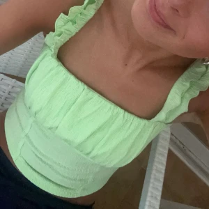 Grön topp  - Grön topp från Gina, köpt förra året. Storlek S men hade passat XS också. Använd en gång. 