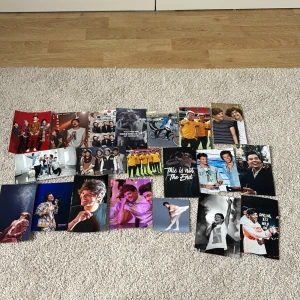 One direction bilder  - 20 bilder på killarna från One direction, samt vissa bilder med Harry styles och Louis Tomlinson💕💕 En bild kostar 15kr styck + frakt 🤗