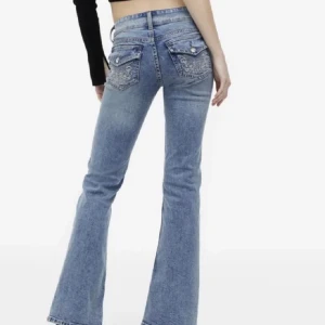 Low waist bootcut jeans  - Low waist bootcut jeans från hm. Säljer då dom är för långa och aldrig kommer till användning.💕 Slitna längst ner (sista bilden) men annars väldigt fint skick.