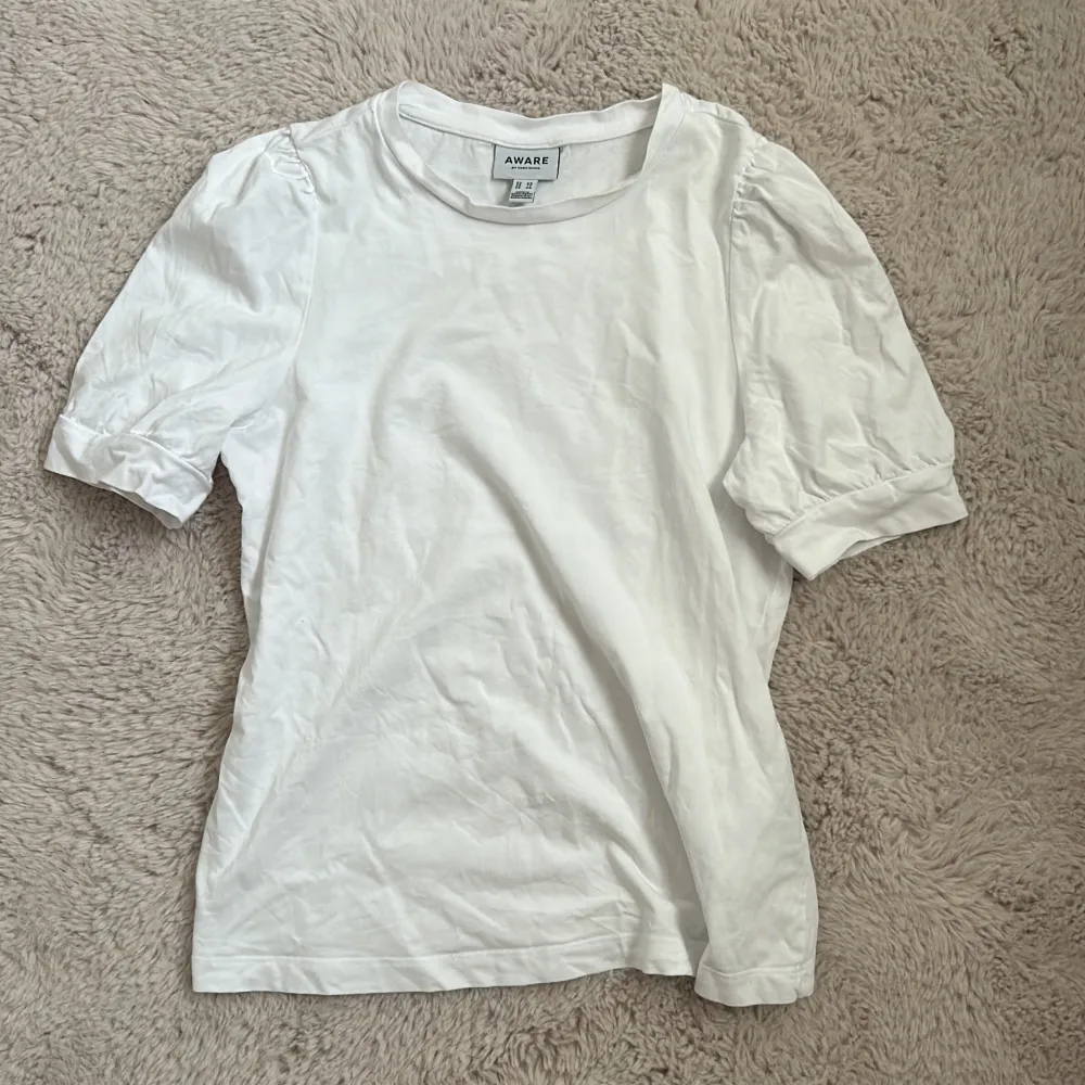 Skrynklig, men fin, t-shirt med puffärmar. Jättebra skick och jättefin på . T-paidat.