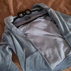 Juicy Couture tröja 💙 - Nästan oanvänd tröja, Tröjan är alltså i bra skick. Den är i storlek L men tröjan är rätt liten i storlek då den passar mig även fast jag brukar ha S!