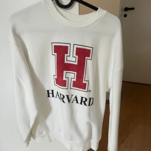 Tröja  - En collegetröja från Gina som är använd ett fåtal gånger! Passar folk som bär XS och S! 💞hör av dig vid frågor!