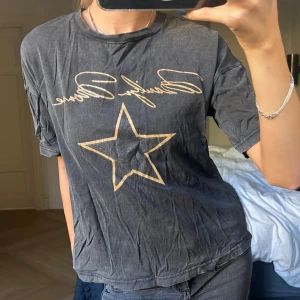 T shirt - Säljer denna t shirt med guldigt tryck där det står Marilyn Monroe💗Den är lite skrynklig på bilderna men blir bättre om man stryker!