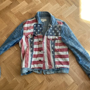 Vintage Ralph Lauren denim jacket - Säljer denna sällsynta Ralph Lauren jacka som köptes i New York för många år sedan. Jackan har noll defekter men har slitningar som är menade att finnas. Jackan kostade 325$ eller 3600kr. Säljer nu endast för 450kr! Jackan är cropped.