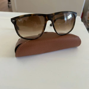 Ray-ban boyfriends  - Ray ban boyfriends. Glas ögonen är i nyskick bara fodralet har en liten spricka. Hör av dig vid eventuella frågor!😊 priset är diskuter vart