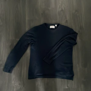 Blå merinoull tröja - Det här är en limiterad vara från teeshoppen som inte finns där längre🌟Den har använts några gånger men det finns noll defekter och inget täcken på att den är använd🥂 Priset är inte hugget i sten och hör av dig om du har någon fråga🔥
