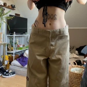 Dickies Loose Fit - Har svårt att tolka storleken så se bild 3 för mer information angående storleken, jag är 1,64cm :)