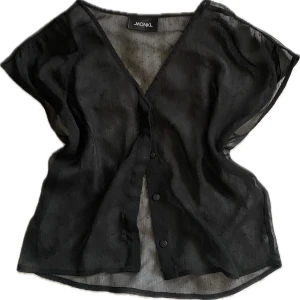 Svart blus - Mycket bra skick, snyggt prickigt genomskinligt tyg😍