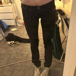 Ett par vintage jeans från diesel, väldigt låg midja och flare/rak passform!! Superfina, jag ör stl 36 och de passar men är lite tajta