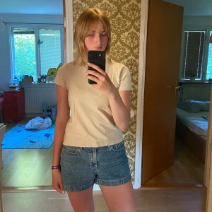 Beige t-shirt  - Vardaglig bekväm t-shirt som går till alla outfits 🌷🌿