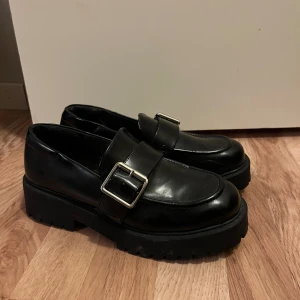 svarta loafers - ♡ storlek 37 ♡ endast använt enstaka gånger ♡ säljer pga de är för små för mig 