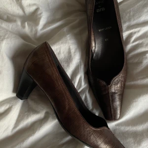 As snygga brun bronsiga klackar - Svin coola klackar. As snygga lite brun bronsiga. Älskar dom men lite för stora för mig. Skriv för fler bilder eller men information💋