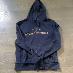 Tommy Hilfiger tröja i bra skick utan defekter vad jag kan se. strl S men  oversized så passar M med. Unisex