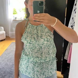 Topp - Såå fin halterneck topp från hm i storlek S. Perfekt till sommaren!💚🩵