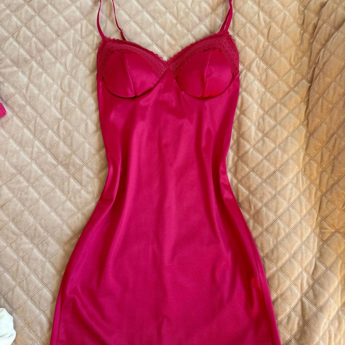 Klänning i satin - 91