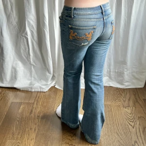 Lågmidjade jeans - Vintage lågmidjade bootcut jeans, står inget märke. Midjemått: 74 cm, 37 cm rakt över. Innerbenslängd: 78 cm. De har några slitningar men tror det tillhör designen. Min vän på bilderna är 167 cm 💓