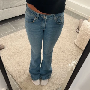 Lågmidjade jeans - Supersnygga lågmidjade jeans använda en gång så superbra skick!! De är i storlek XS full length och för långa på mig som är 166❤️