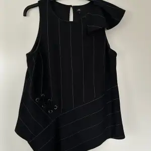 Asymmetrisk svart tröja Storlek: 10 (EUR: 36) Märke: River Island Material: 89% polyester, 11% elastan Skick: Inga anmärkningar