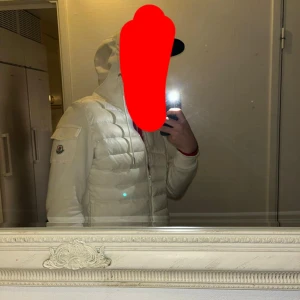 moncler cardigan - Hej, säljer min moncler cardiga, använd den några gånger men helt ren sänker den pågrund av att jag ska flytta så säljer massa saker.. passar till dig som har S /M  