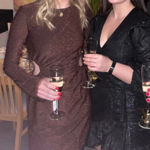 Glittrig klänning - Glittrig klänning som letar ny ägare ✨