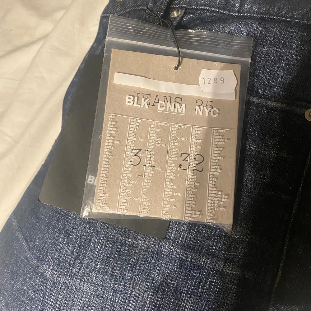 Ett par feta helt nya slim fit jeans — från BLK DNM — helt oanvända med prislappen kvar — passade inte riktigt och därför säljer jag de — nypris 1300 kr — mitt pris 549 kr. Jeans & Byxor.
