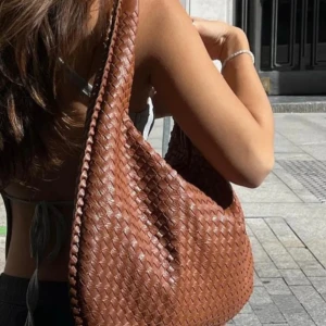 Snygg väska  - Fin väska i fint skick. Inga fläckar eller gå. Påminner mycket om Bottega. I camel färg Pris 150 sek