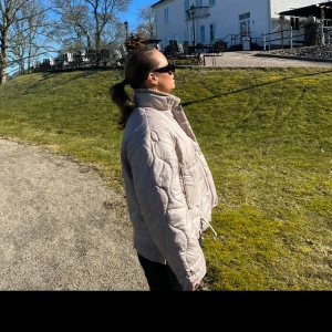 Super fin qualitadjacka!! - Säljer en super fin vårjacka! Storlek L men passar mig som har s/m! Hör av er vid intresse !