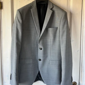 Kostym - Grå kostym från Jack & Jones. Säljer då den inte passar mig längre, perfekt inför student eller skolavslutning. Byxor i storlek 50 Kavaj i storlek 48  Pris: 500 kr Skriv om ni har några frågor! 