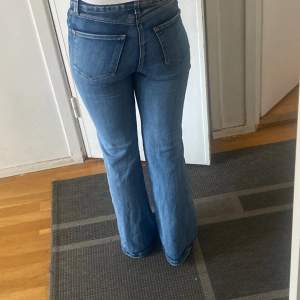 Boot cut jeans i nyskick, mid-waist. Stl 38, men hyfsat små i storleken så skulle säga 36-38. Strechigt tyg. Väldigt sköna! 350kr, kan tänka mig att gå ner i pris vid snabbt köp.