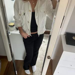 Katharine Hamnett jacka:) Snygg och elegant vit jeansjacka, perfekt för vår och sommar💕🙌🏻