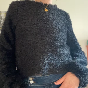 Svart stickad tröja - Svart stickad fluffig tröja. Märke Gina tricot. Storlek M. 